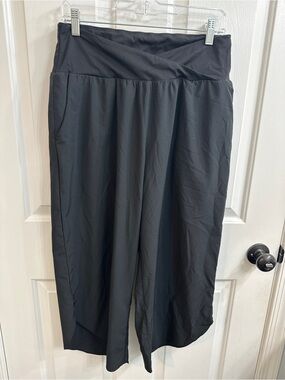 HALARA Black Wide-Leg Capris with V-Waistband